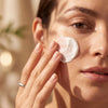 Applicazione crema viso PURA, macro