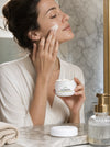 Crema viso nutriente agli AHA PURA, texture sulla pelle