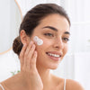 Applicazione crema viso PURA, modella