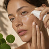 Applicazione PURA Gel Borse e Occhiaie con centella asiatica