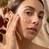 Applicazione siero viso PURA, macro